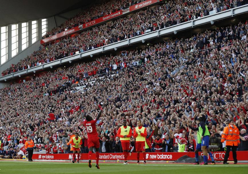 Sadio Man esulta sotto la nuova tribuna dopo il gol al Leicester City. Action Images